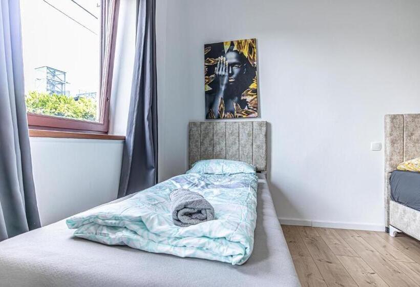 اتاق چهار تخته با دستشویی مشترک, Comfy Rooms In Shared Villa With Terrace And Garden