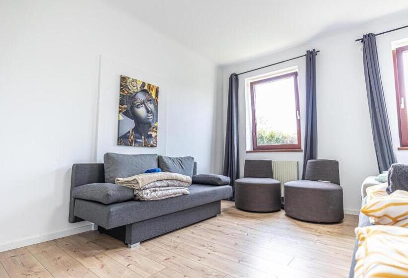 اتاق چهار تخته با دستشویی مشترک, Comfy Rooms In Shared Villa With Terrace And Garden