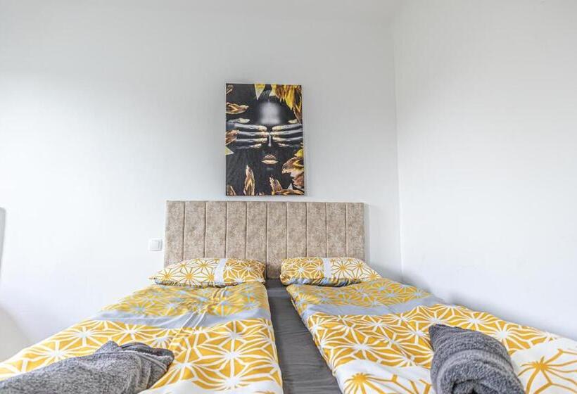 اتاق چهار تخته با دستشویی مشترک, Comfy Rooms In Shared Villa With Terrace And Garden