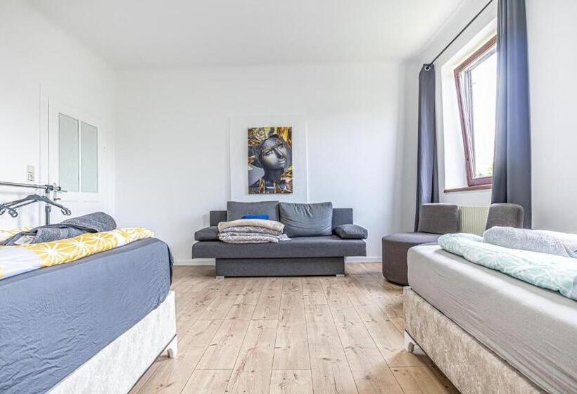 اتاق چهار تخته با دستشویی مشترک, Comfy Rooms In Shared Villa With Terrace And Garden