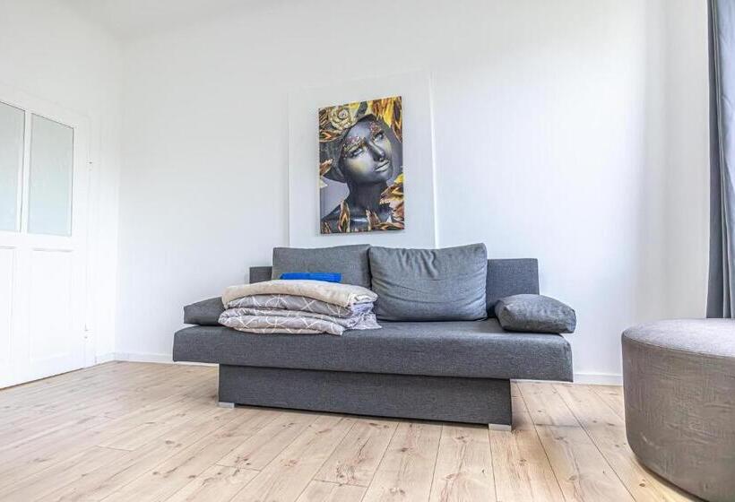 اتاق چهار تخته با دستشویی مشترک, Comfy Rooms In Shared Villa With Terrace And Garden