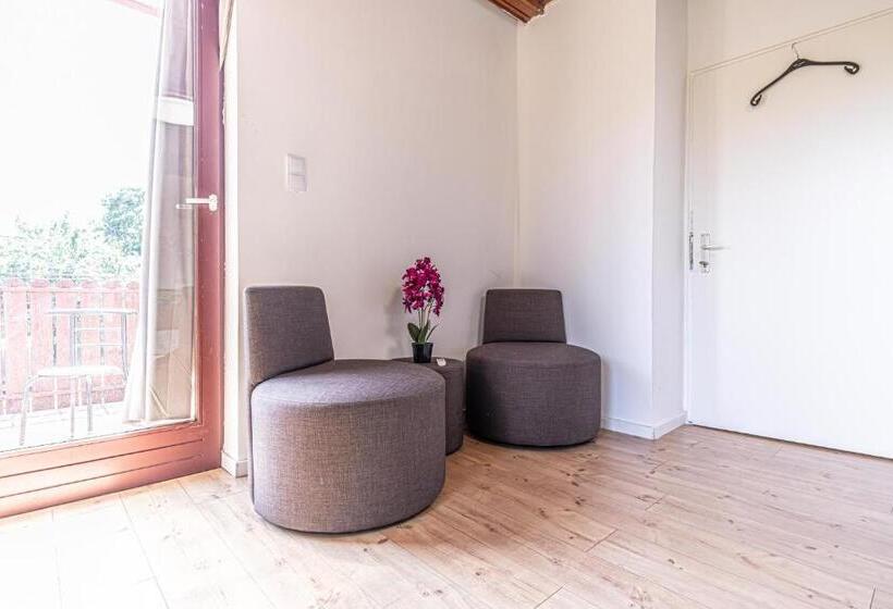 اتاق خانوادگی با سرویس بهداشتی مشترک, Comfy Rooms In Shared Villa With Terrace And Garden