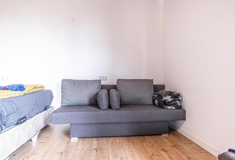 اتاق خانوادگی با سرویس بهداشتی مشترک, Comfy Rooms In Shared Villa With Terrace And Garden