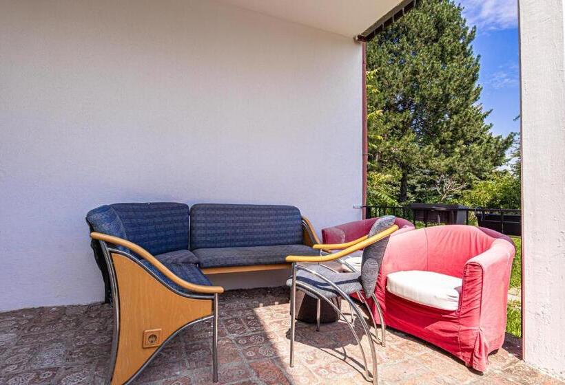 اتاق استاندارد سه تخته با سرویس بهداشتی مشترک, Comfy Rooms In Shared Villa With Terrace And Garden