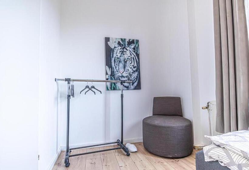 اتاق استاندارد سه تخته با سرویس بهداشتی مشترک, Comfy Rooms In Shared Villa With Terrace And Garden