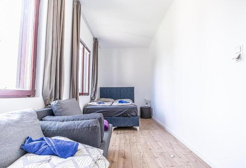 اتاق استاندارد سه تخته با سرویس بهداشتی مشترک, Comfy Rooms In Shared Villa With Terrace And Garden