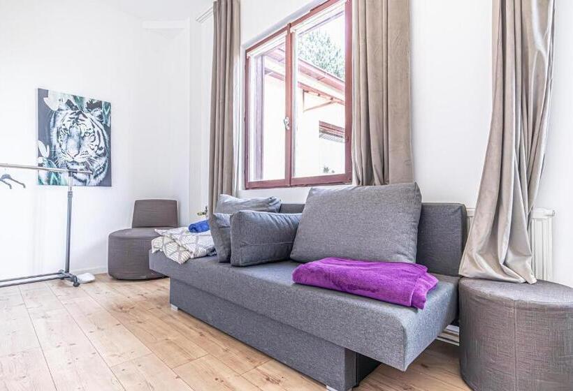 اتاق استاندارد سه تخته با سرویس بهداشتی مشترک, Comfy Rooms In Shared Villa With Terrace And Garden