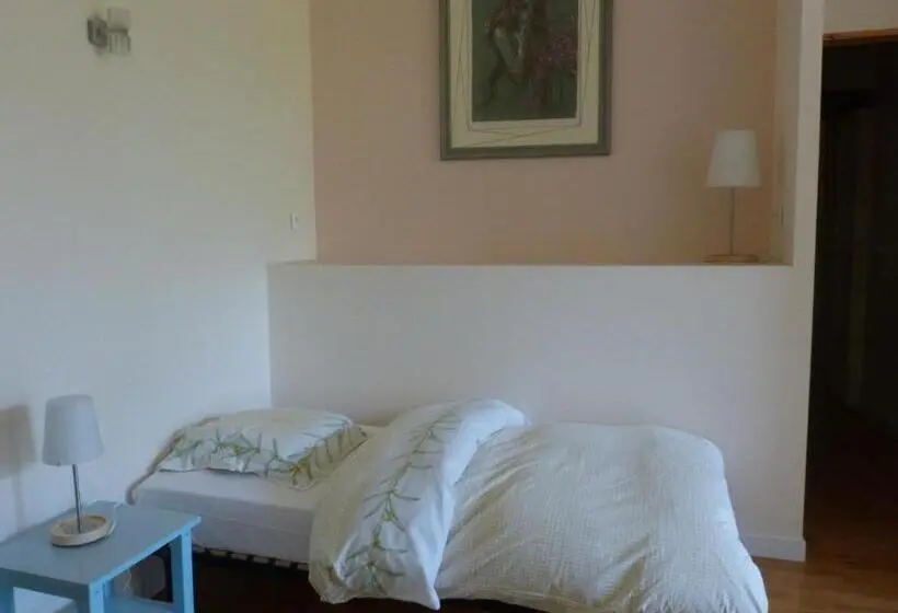 庭の見えるスタンダードトリプルルーム, Chambres D Hôtes De Charme Dans Un Vignoble