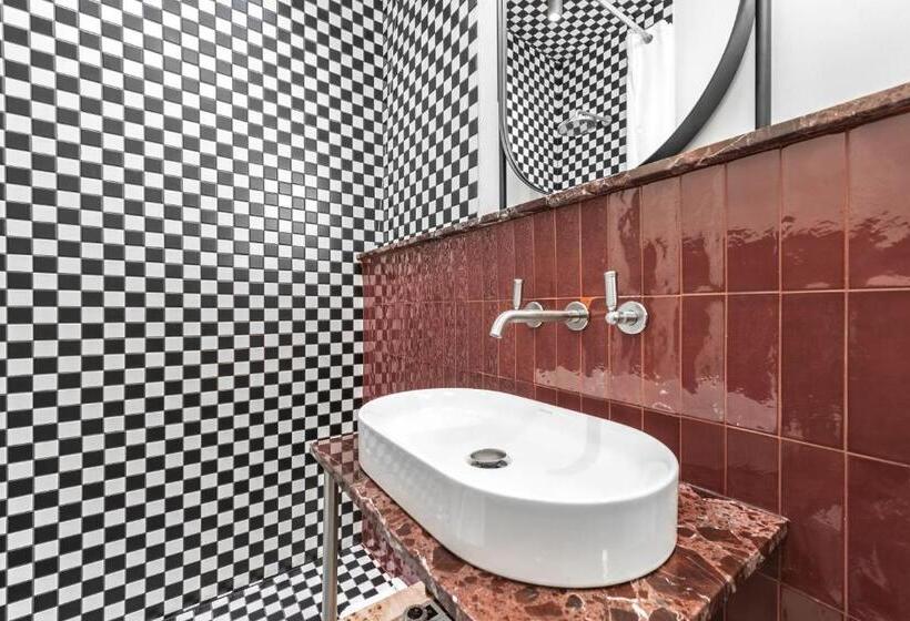 اتاق لوکس با بالکن, The Couper Umiltà