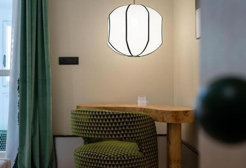 اتاق لوکس با بالکن, The Couper Umiltà