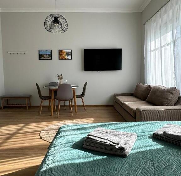 סטודיו סופריור, Kastélykert Vendégház Tata