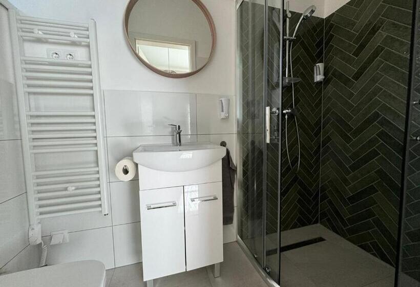 סטודיו סופריור, Kastélykert Vendégház Tata