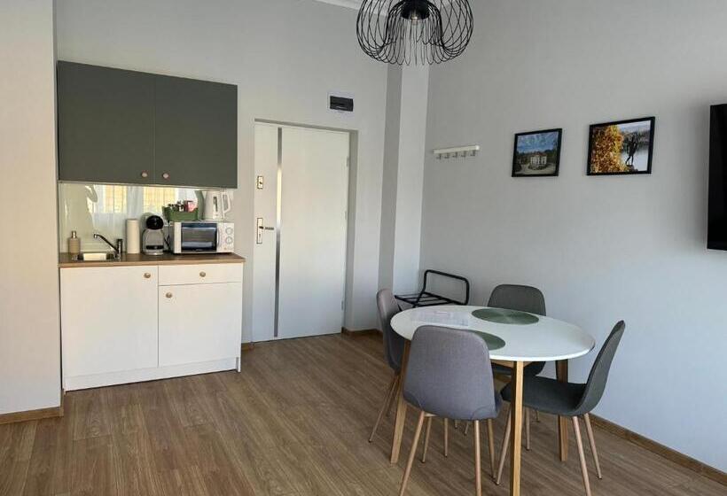 סטודיו סופריור, Kastélykert Vendégház Tata