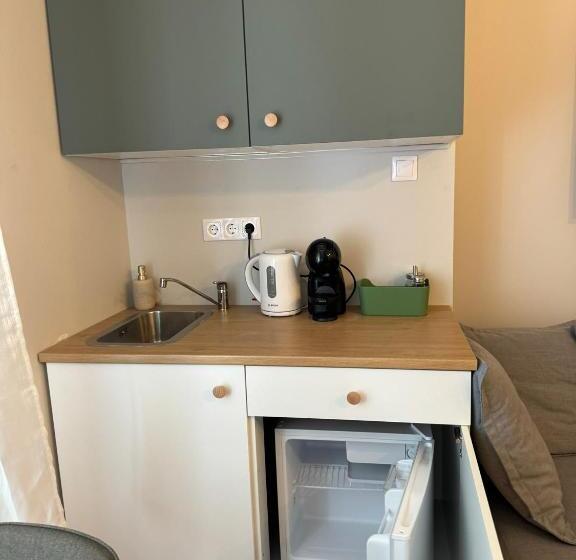 סטודיו דלוקס, Kastélykert Vendégház Tata