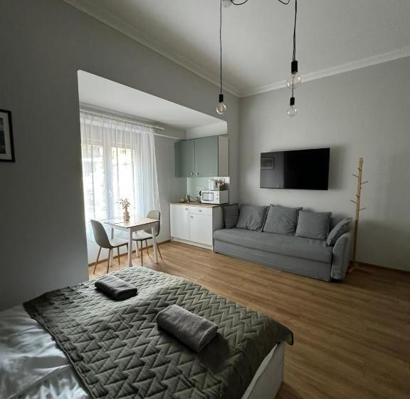 סטודיו דלוקס, Kastélykert Vendégház Tata