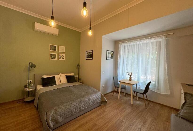 סטודיו דלוקס, Kastélykert Vendégház Tata