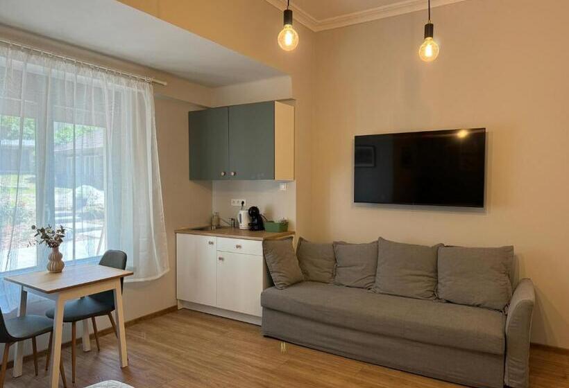 סטודיו דלוקס, Kastélykert Vendégház Tata