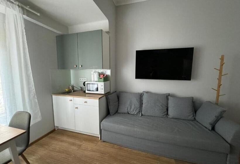 סטודיו דלוקס, Kastélykert Vendégház Tata