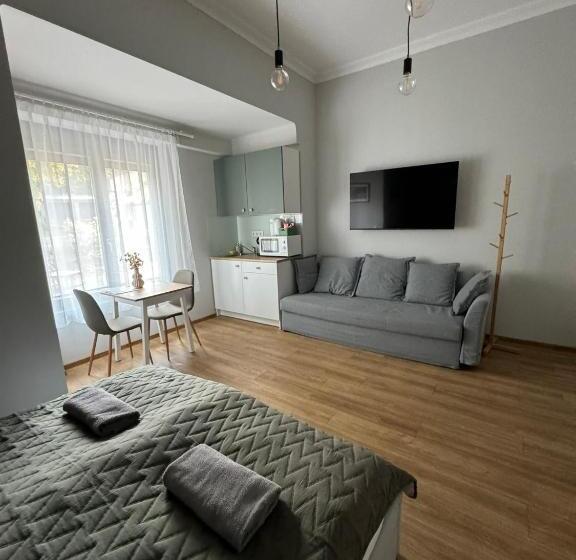 סטודיו דלוקס, Kastélykert Vendégház Tata