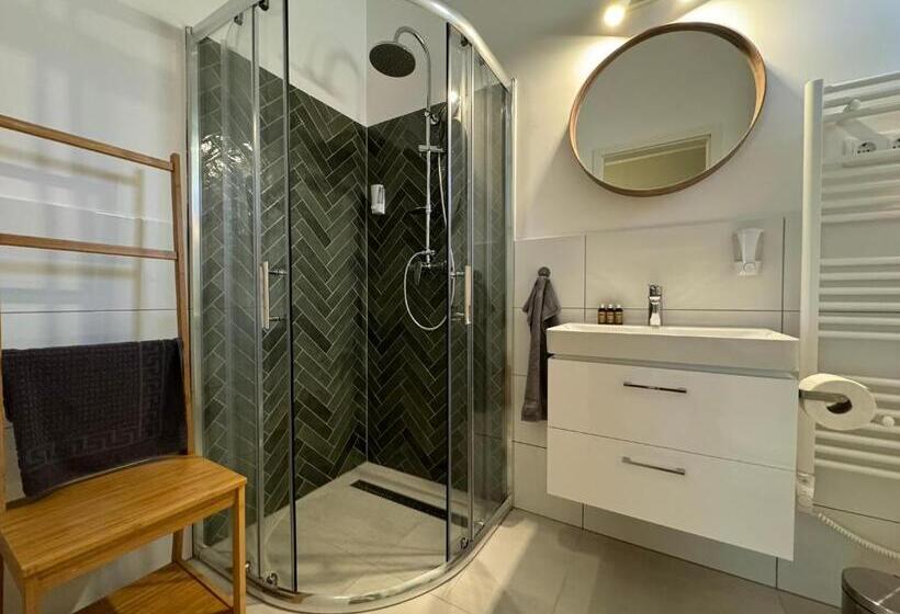 סטודיו דלוקס, Kastélykert Vendégház Tata