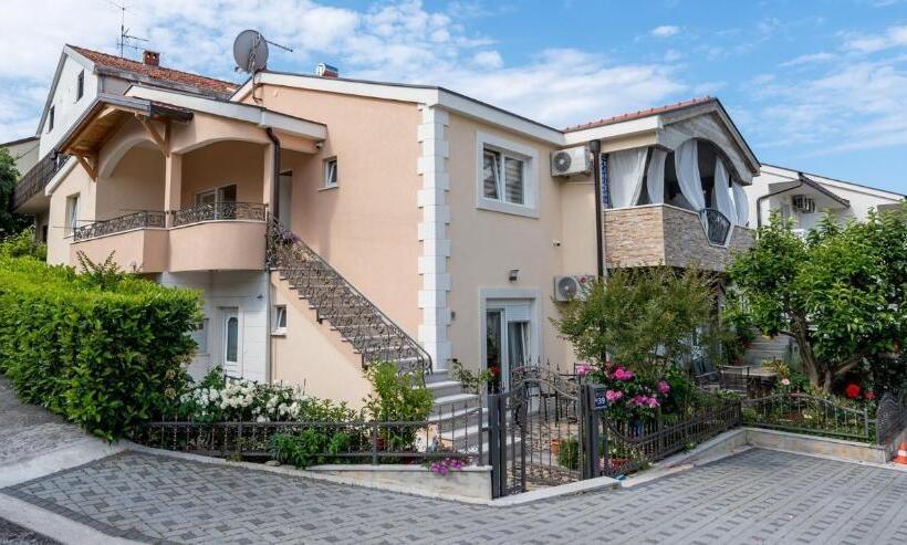 اتاق استاندارد سه نفره, Guest House Ardiana