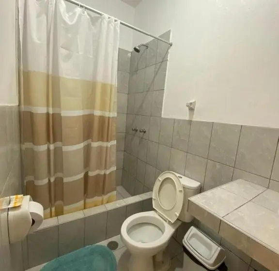 バルコニー付きデラックスルーム, Ravenala Paracas Hostel