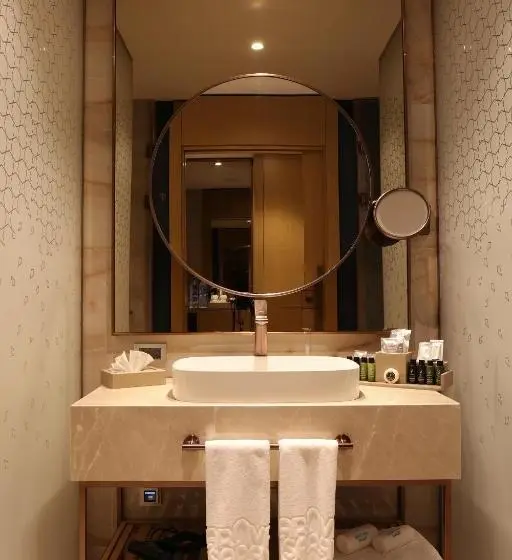 سوئیت جونیور با تراس, Karavansaray Turkistan Family Hotel   Flying Theatre Access