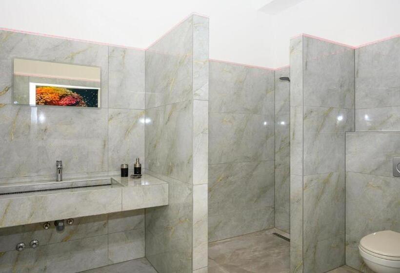 家庭间, Plaza Cafe & Bar