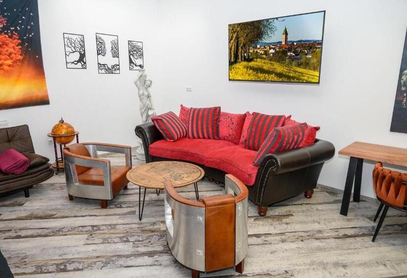 家庭间, Plaza Cafe & Bar