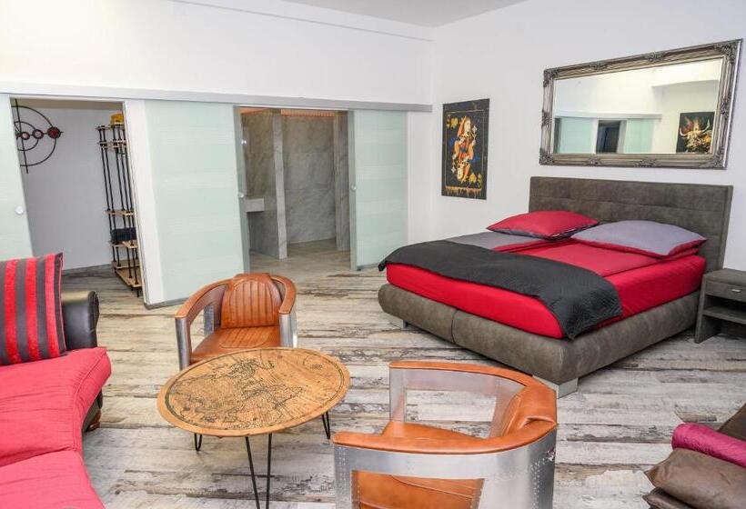 家庭间, Plaza Cafe & Bar