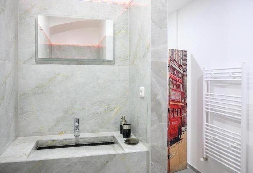 标准间, Plaza Cafe & Bar