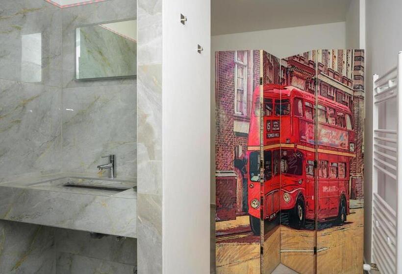 标准间, Plaza Cafe & Bar