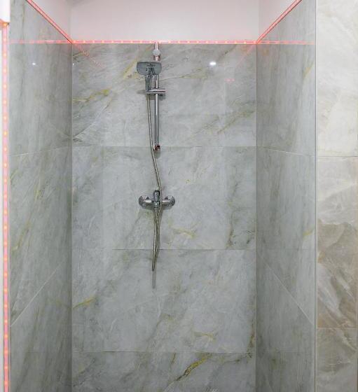 标准间, Plaza Cafe & Bar