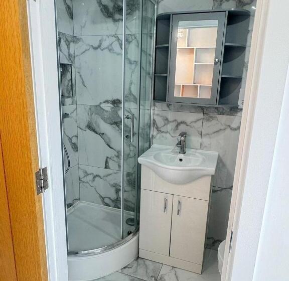 اتاق استاندارد سه نفره, Tina Guest House