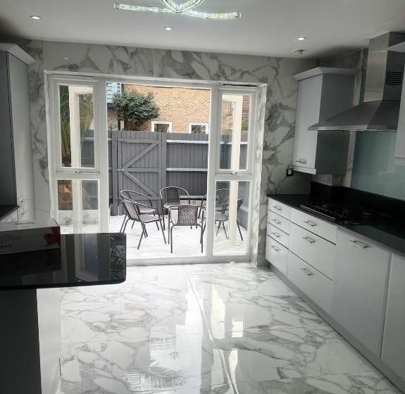 اتاق استاندارد سه نفره, Tina Guest House