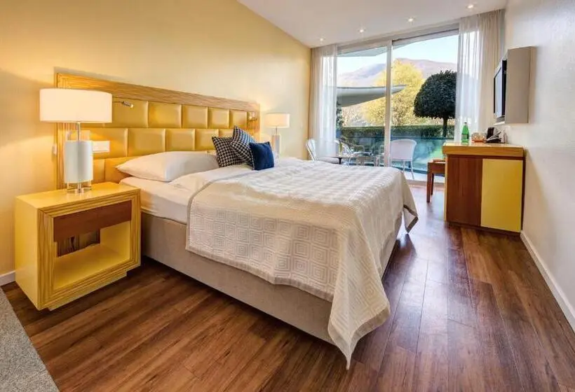 Comfort room with view, Eden Roc Marina