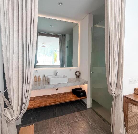 جناح مطلّ علي حمام السباحة, Mantra Wellness Center