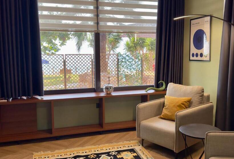 جناح جونيور مطلّ علي البحر, Orb Inn