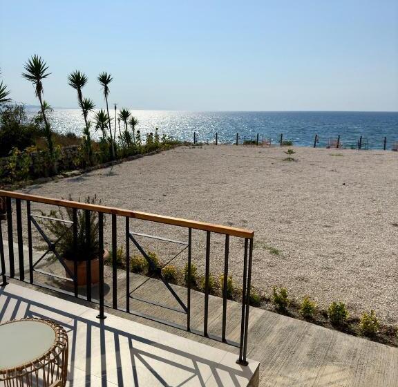 غرفة ديلوكس مطلّة علي البحر مزوَّدة بشُرفة, Orb Inn