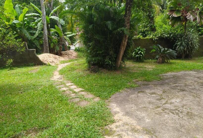 غرفة عائلية, Ambalama Hostel