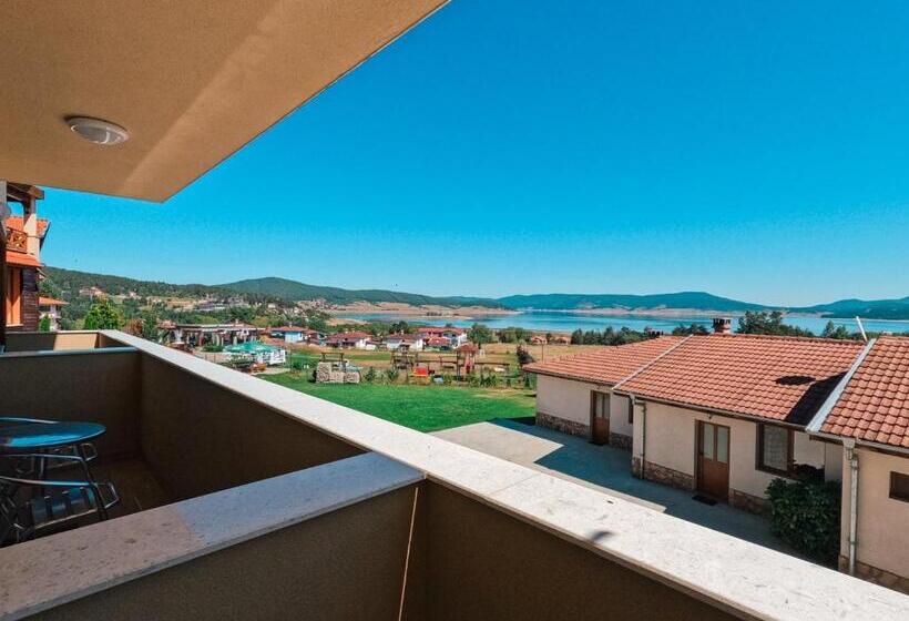 غرفة قياسية ثلاثية, къща за гости степет