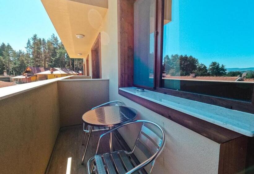 غرفة قياسية ثلاثية, къща за гости степет