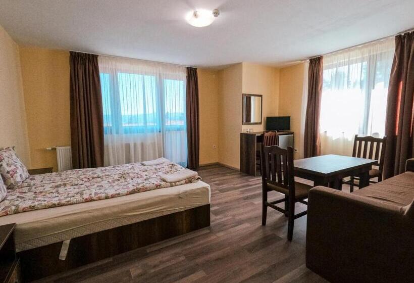 غرفة قياسية رباعية, къща за гости степет