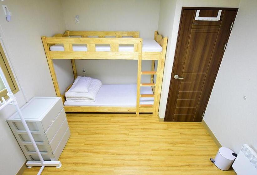 Cama em Quarto Compartilhado, Ganderak Guest House