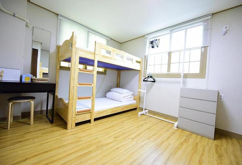 Cama em Quarto Compartilhado, Ganderak Guest House