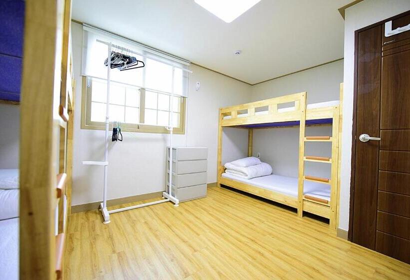 Cama em Quarto Compartilhado, Ganderak Guest House