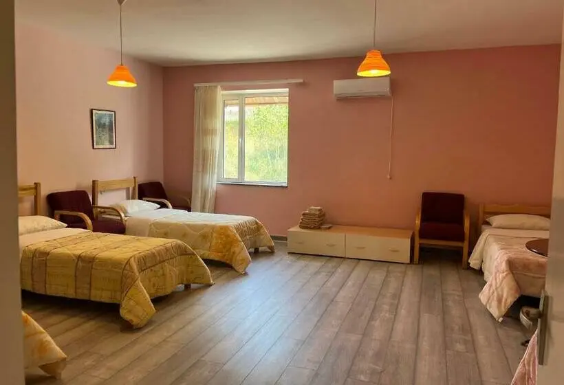 اتاق خانوادگی با سرویس بهداشتی مشترک, Azoyan Holiday Resort