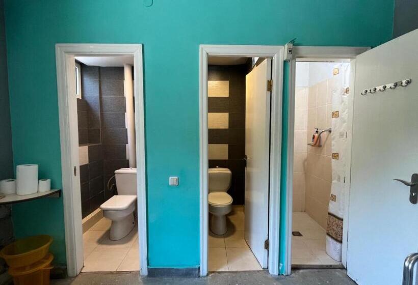 标准四人间共用浴室, Azoyan Holiday Resort