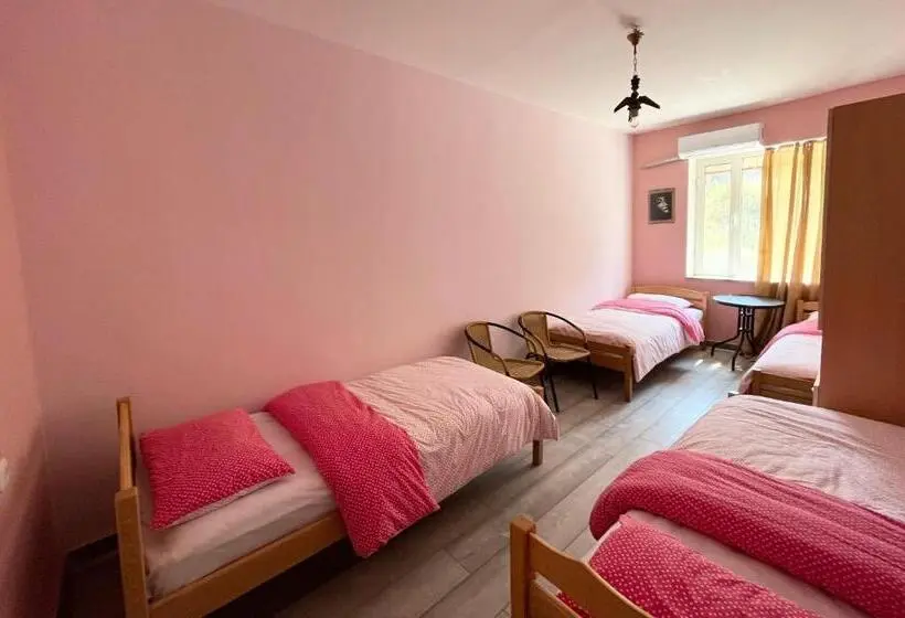 اتاق استاندارد چهارنفره با سرویس بهداشتی مشترک, Azoyan Holiday Resort