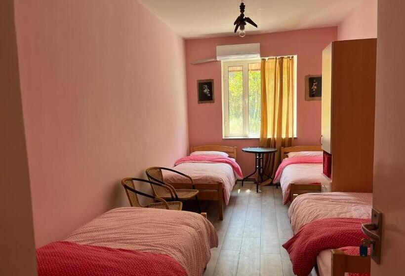 标准四人间共用浴室, Azoyan Holiday Resort